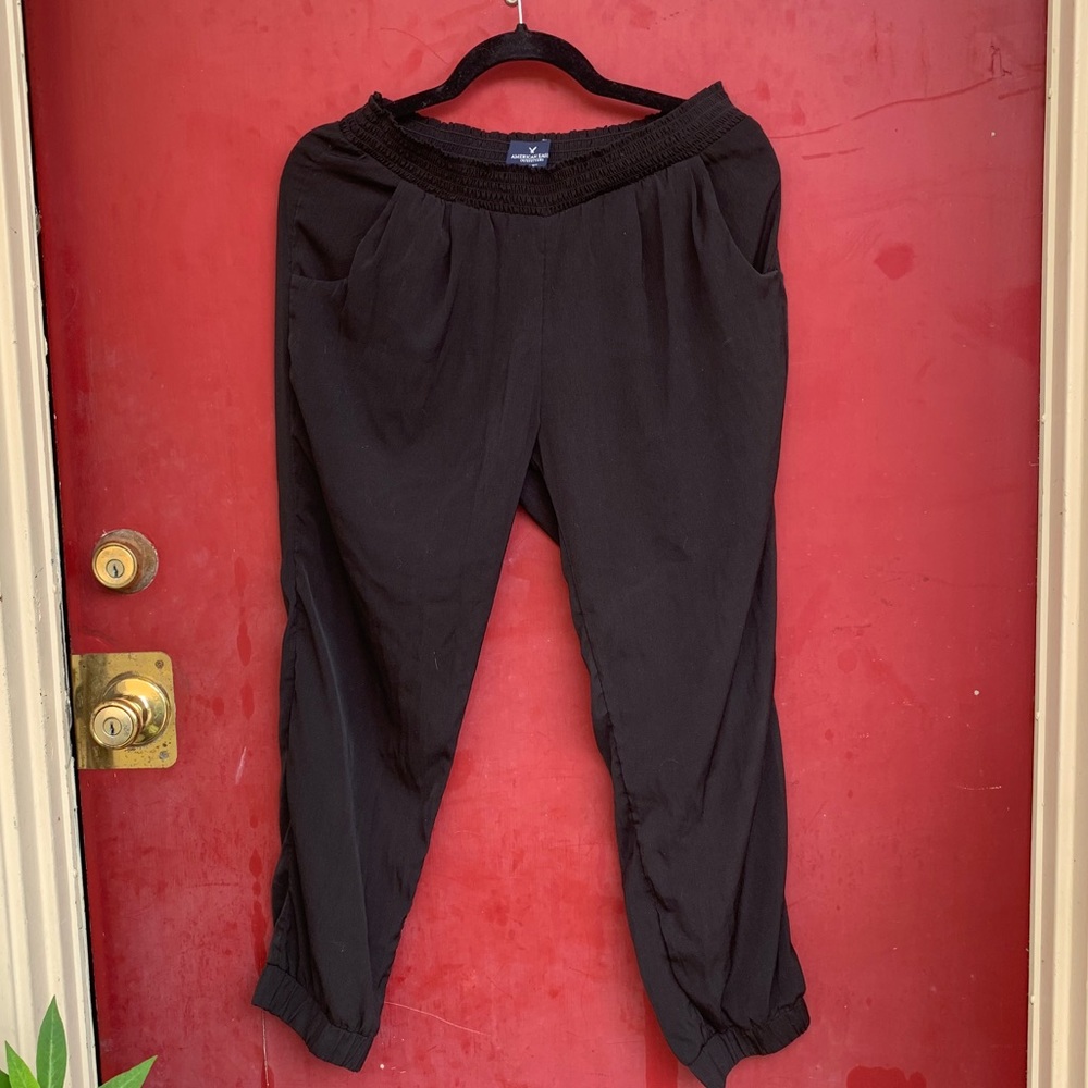 Slinky black pants with pockets!